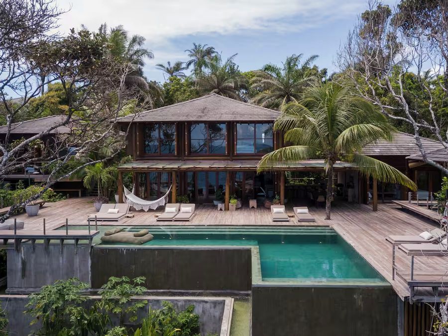 La casa principal frente a la piscina infinita